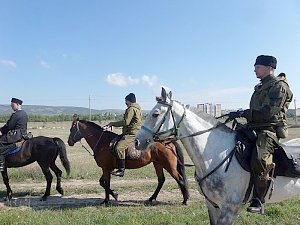 Казаки Крыма проводят конные переходы в честь Дня Победы