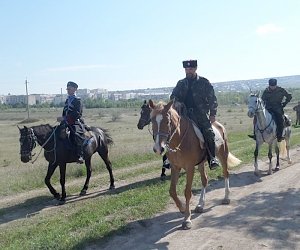 Казаки Крыма проводят конные переходы в честь Дня Победы