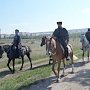 Казаки Крыма проводят конные переходы в честь Дня Победы