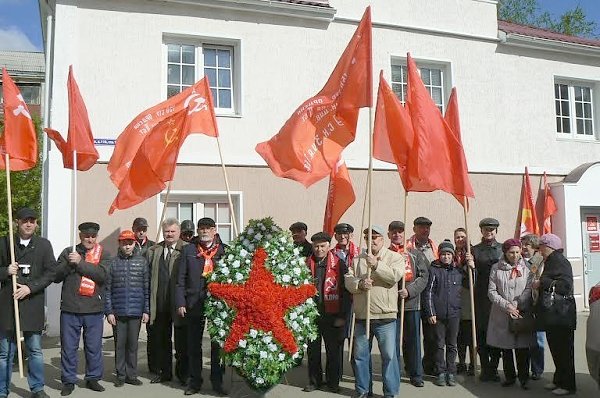 Курган. Коммунисты возложили венки к Вечному огню