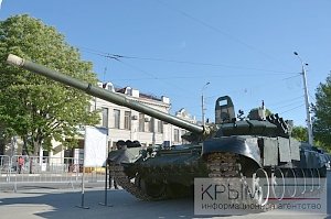 Выставка военной техники открыла праздничные мероприятия в Симферополе