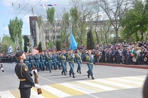 Спасатели МЧС России приняли участие в Параде Великой Победы в городе Керчь.