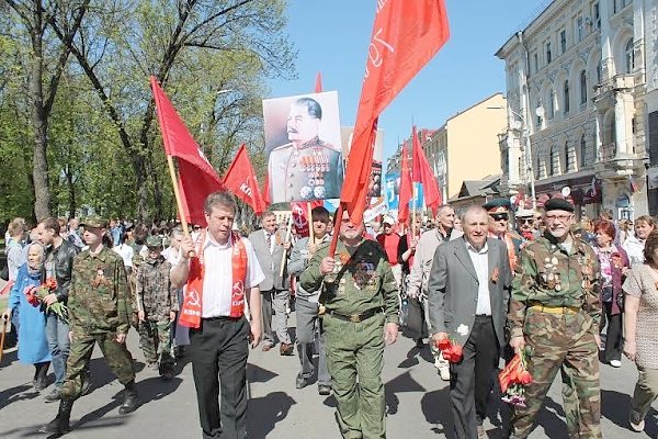 Псковское отделение КПРФ вместе с народом на празднике Победы