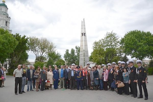 Коммунисты Астрахани возложили цветы и венки к мемориалам воинской славы