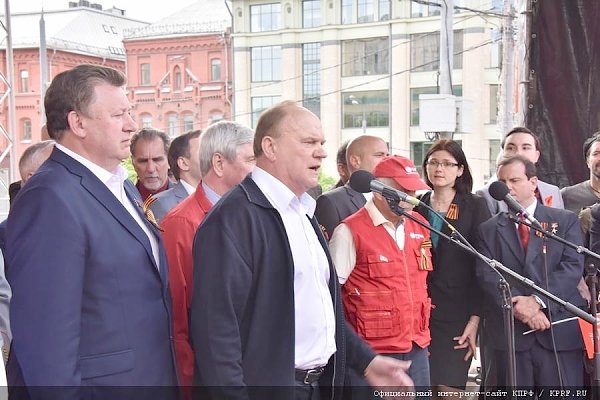 Народ к Победе вёл товарищ Сталин!