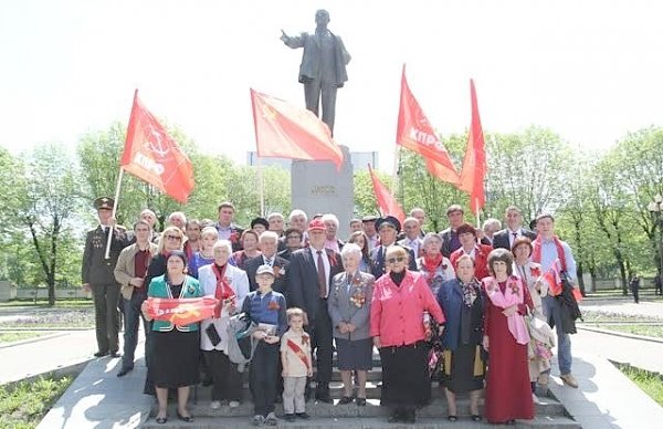 В День Победы коммунисты Кабардино-Балкарии возложили цветы к Вечному огню и памятнику В.И. Ленину