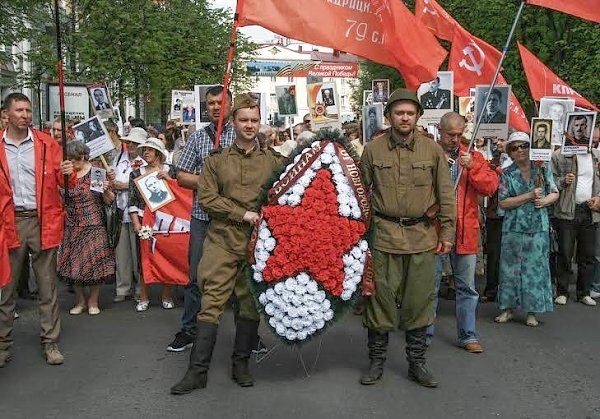 Новгородские коммунисты в числе тысяч новгородцев приняли участие в акции "Бессмертный полк"