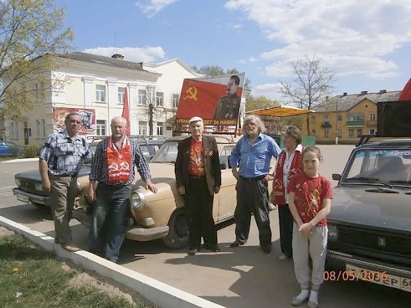 Псковская область. Делегация Себежского районного отделения КПРФ сделала автопробег в честь Дня Победы