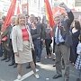 В День Победы в Санкт-Петербурге прошло шествие колонны коммунистов, ветеранов и комсомольцев по Невскому проспекту