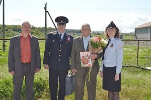 Полицейские Симферопольского района поздравили с 80-летием ветерана ОВД Ивана Астанина