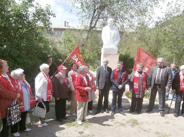 Волгоград: Депутаты-коммунисты вместе с партийным активом и горожанами установили памятник В.И. Ленину