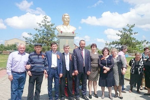 Кабардино-Балкарская республика. В селении Озрек прошла торжественная церемония открытия бюста И.В. Сталина