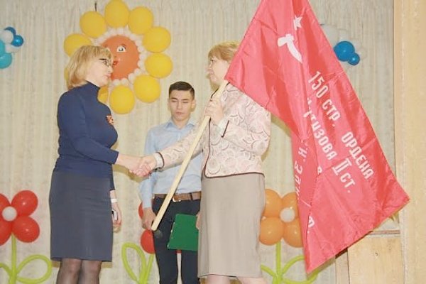 Татарстан. Комсомольцы Нижнекамска передали Копию Знамени Победы средней общеобразовательной школе №19