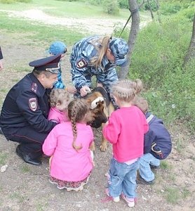 Севастопольские полицейские организовали для школьников показательные выступления служебных собак
