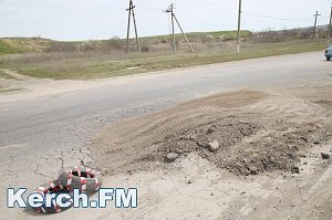 В Керчи власти обещают заасфальтировать опасную яму