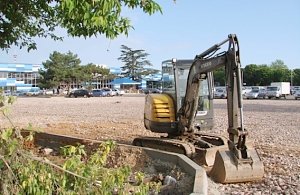 Территорию перед Симферопольским аэропортом приводят в порядок