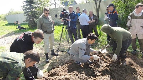 Подольские коммунисты приняли участие в эксгумации останков красноармейцев, погибших в Великой Отечественной войне