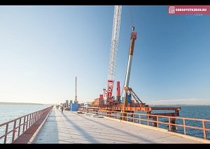 Строители приступили к сооружению опор Крымского моста в акватории