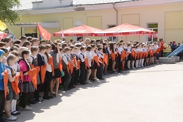 День пионерии: 300 новосибирских школьников вступили в ряды пионеров