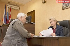 Председатель городского совета Керчи Лариса Щербула сделала приём граждан