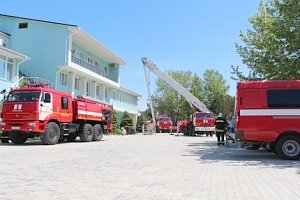 Специалисты МЧС России продолжают проводить пожарно-тактические учения