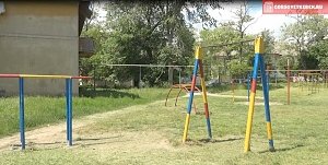 В Керчи коммунальщики приводят в порядок детские площадки