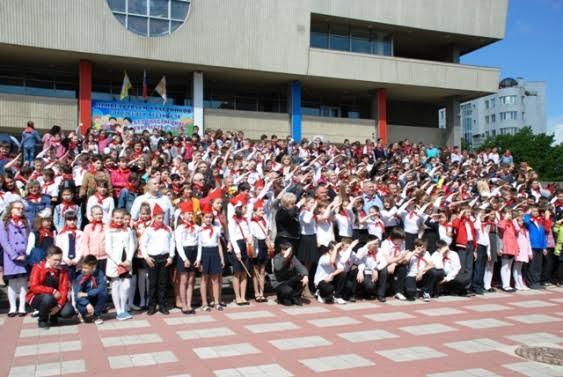 «Быть примером всегда готовы!». Около 500 ставропольских школьников стали пионерами