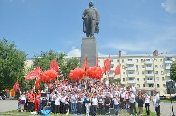 «Всегда будь готов!»: Торжественная линейка в честь Дня пионерии прошла в Ростове-на-Дону на площади В.И.Ленина
