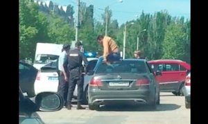 В Керчи водитель автомобиля, на крыше которого находился пассажир, привлечен к административной ответственности (ВИДЕО)