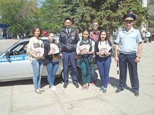 Сотрудники джанкойской полиции совместно с юнкорами провели профилактическую акцию «Мы – за безопасность на дороге!»