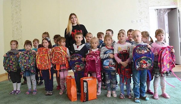 Марьяна Наумова, спортсменка Спортклуба КПРФ, посетила школы Донбасса