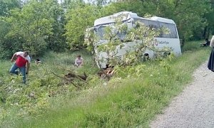 В Крыму рейсовый автобус с пассажирами сошел с трассы