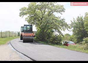 В Керчи асфальтируют дорогу в районе горы Митридат