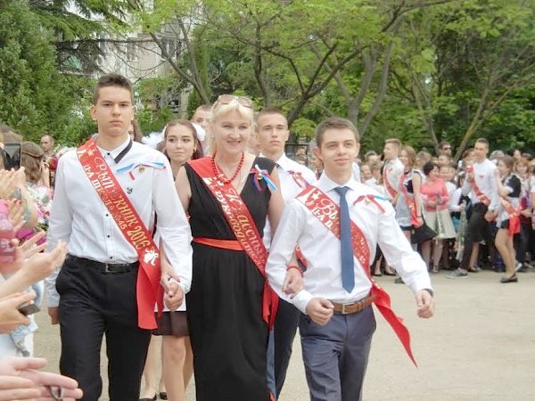 Севастопольские коммунисты и комсомольцы стали почётными гостями на последнем звонке в школе №45