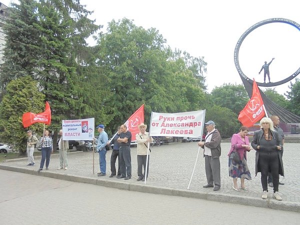 Калининградские коммунисты провели пикет в защиту общественного активиста