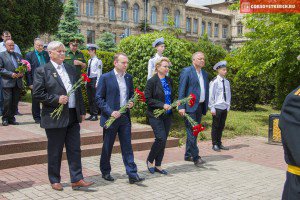 Администрация Керчи и Бахарев возложили цветы к вечному огню