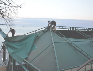 В центре Ялты сносят незаконное кафе на крыше