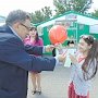 В День защиты детей алтайские коммунисты дарили ребятишкам шарики и шоколадки с надписью «КПРФ – детям!»