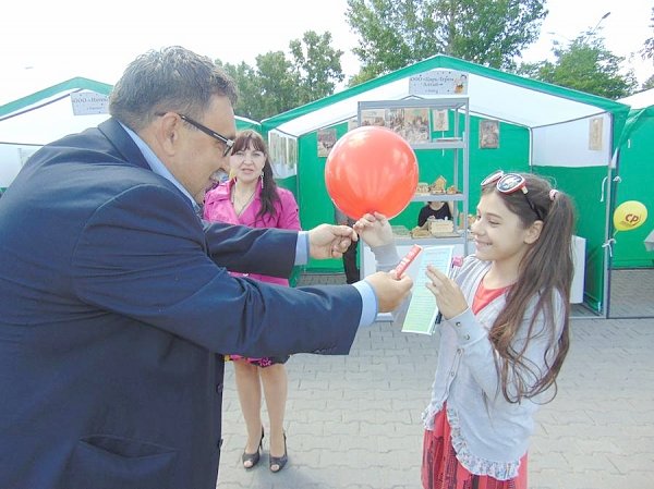 В День защиты детей алтайские коммунисты дарили ребятишкам шарики и шоколадки с надписью «КПРФ – детям!»