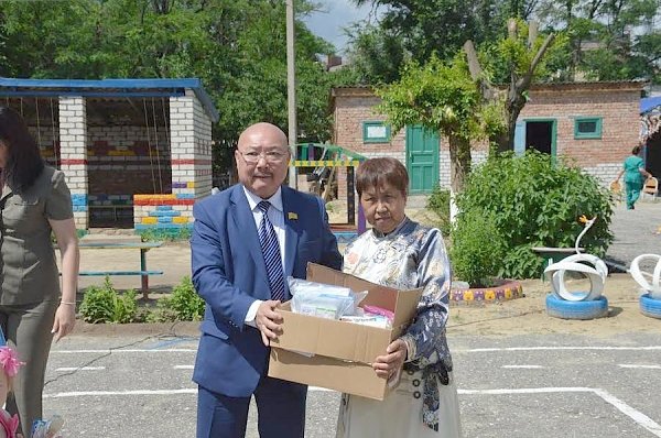 Республика Калмыкия: Коммунисты помогли Дому ребёнка лекарствами, а выпускникам детского сада подарили ранцы