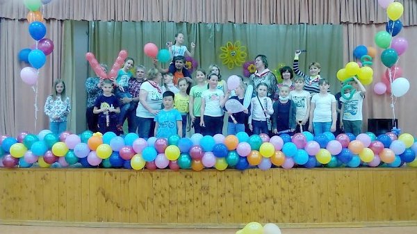 Южно-сахалинские коммунисты подарили детям праздник