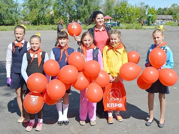 Алтайские коммунисты провели 1 июня акцию "КПРФ - детям!"