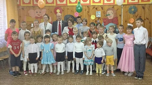 В День защиты детей первый секретарь Ивановского обкома КПРФ Владимир Клёнов посетил детский противотуберкулезный диспансер