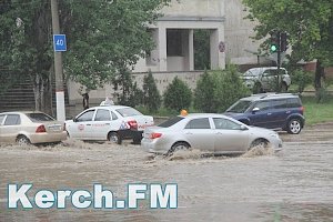 В Керчи ливень затопил дороги города