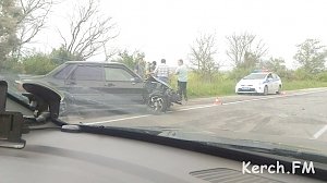 Под Керчью при аварии две машины вылетели на обочину