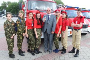 Симферополь получил от Санкт-Петербурга 21 пожарную машину,дорогостоящее спецоборудование и особый топор