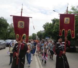 При поддержке крымских казаков в Симферополе состоялся крестный ход с переносом мощей Святителя Гурия из Петропавловского собора в храм Александра Невского