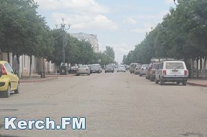 В Керчи в центре города ямы засыпают землей