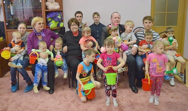 Коммунисты и комсомольцы Иванова побывали в гостях в детском доме «Родничок»