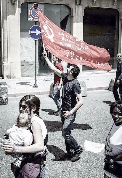 Пролетарии всех стран, соединяйтесь! В Бейруте поднято знамя Победы, подаренное комсомольцами ЦФО делегации Ливана на слёте ленинцев